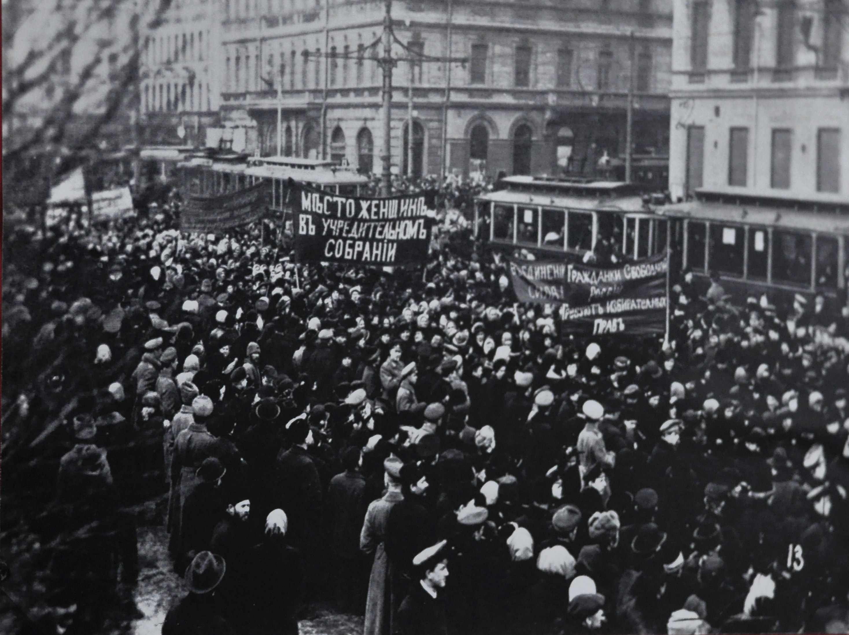 Революция в петрограде 1917. Митинг на Невском проспекте 1917. Петроград февраль 1917. Учредительное собрание 1918. Февральская революция 1917.